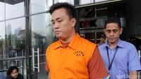 Dalam kasus itu, KPK menetapkan hakim Pengadilan Negeri (PN) Bengkulu Dewi Suryana dan panitera pengganti PN Bengkulu Hendra Kurniawan sebagai tersangka penerima. Sedangkan PNS Syuhadatul Islamy sebagai tersangka penyuap.