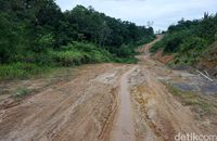 Jalan berlumpur menuju desa di perbatasan.