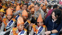 Direktur Lalu lintas Polda Metro Jaya Kombes Halim Pagarra, Irwasda Polda Metro Jaya Kombes Kamaru Zaman, dan Chief Corporate Service Officer Asuransi Astra Ida Sigalingging menyapa peserta lomba Polisi Cilik dan Patroli Keamanan Sekolah.