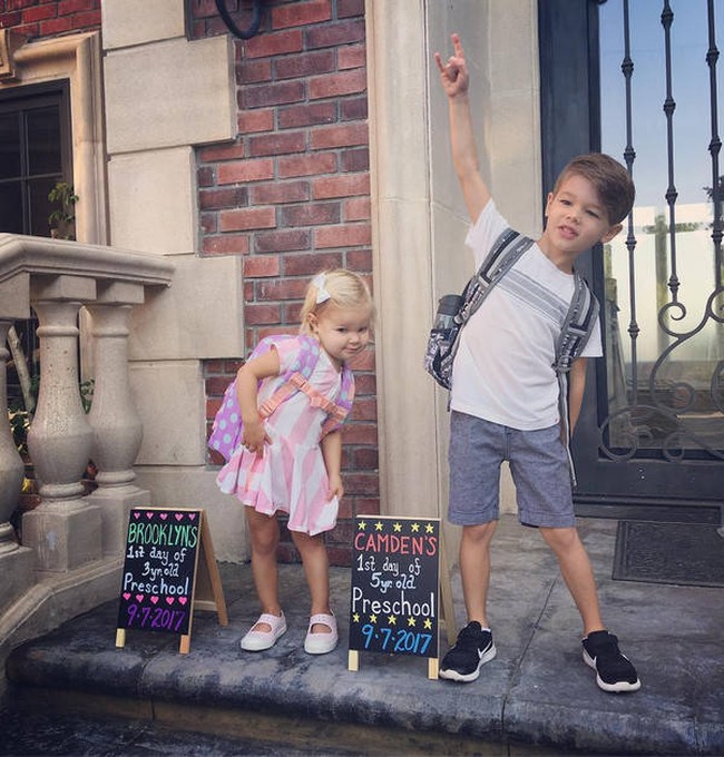 Dengan gaya menggemaskan Brooklyn Lachey yang baru menginjak 2 tahun beserta kakaknya, Camden Lachey yang berusia 4 tahun bersiap masuk pre-school. Brooklyn dan Camden merupakan anak dari Vanessa Milano dan Nick Lachey.  Foto: Instagram