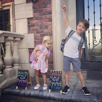 Dengan gaya menggemaskan Brooklyn Lachey yang baru menginjak 2 tahun beserta kakaknya, Camden Lachey yang berusia 4 tahun bersiap masuk pre-school. Brooklyn dan Camden merupakan anak dari Vanessa Milano dan Nick Lachey.  Foto: Instagram