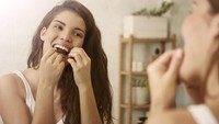 Flossing dengan dental floss pun dibutuhkan agar tidak ada makanan yang tersangkut di sela gigi. (Foto: ilustrasi/thinkstock)