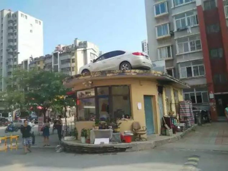 Rasakan! Parkir Sembarangan Mobil Ini Dipindahkan ke Atap Rumah