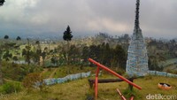 Sampah-sampah itu dikumpulkan kemudian dibentuk sebagai dinding-dinding gubuk botol dan menara(Arbi Anugrah/detikTravel)