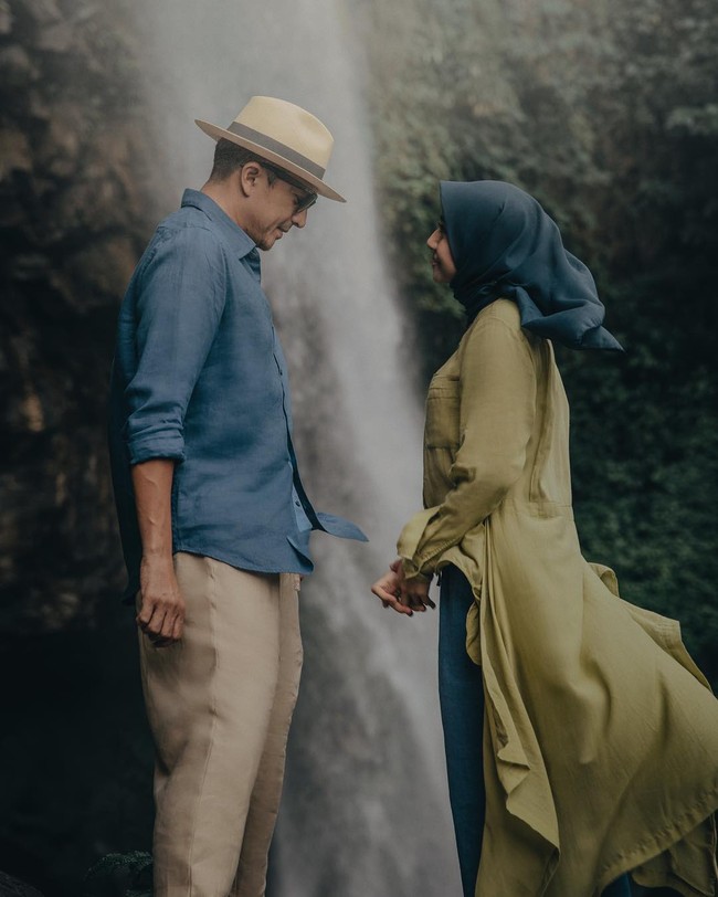 Laudya Cynthia Bella dan Engku Emran berpakaian kasual saat foto prewedding outdoor. Meski tampil kasual, baik Laudya Cynthia Bella maupun Engku Emran mengenakan kemeja. Lihat perpaduan warna mereka berdua tampak senada tapi tidak kembar sehingga tetap serasi. Foto: Dok. Instagram @alvasus