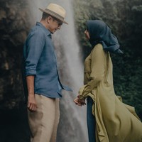 Laudya Cynthia Bella dan Engku Emran berpakaian kasual saat foto prewedding outdoor. Meski tampil kasual, baik Laudya Cynthia Bella maupun Engku Emran mengenakan kemeja. Lihat perpaduan warna mereka berdua tampak senada tapi tidak kembar sehingga tetap serasi. Foto: Dok. Instagram @alvasus