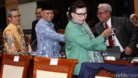 Ketua KPK Agus Rahardjo didampingi Wakil Ketua KPK Basaria Panjaitan, dan Alexander Marwata saat tiba di ruang Komisi III DPR.