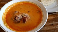 Kari jadi pasangan tepat untuk roti jala yang lembut. Seperti kari kambing dengan potongan daging empuk di Restoran Puas Ibu Hj. Maryam, Condet ini.