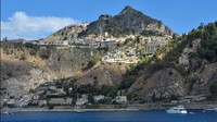 Taormina, Sicily, Italy. Pemandangan yang memukau, traveler akan disuguhi pemandangan Gunung Etna dan Corso Umberto yang penuh butik membuat Taormina menjadi salah satu kota di Italia yang paling istimewa, kota di puncak bukit (Dok. CNN Travel)
