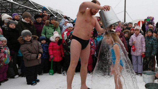 Anak-anak Rusia pun mulai di perkenalkan dengan olahraga ekstrem ini sejak kecil. Sebagai perkenalan, anak-anak akan di siram dengan seember air sungai yang sedingin es. Mirip ice bucket challenge (Ilya Naymushin/Reuters) Anak-anak Rusia pun mulai di perkenalkan dengan olahraga ekstrem ini sejak kecil. Sebagai perkenalan, anak-anak akan di siram dengan seember air sungai yang sedingin es. Mirip ice bucket challenge (Ilya Naymushin/Reuters)