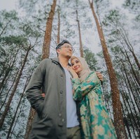 Kali ini background foto prewedding outdoor Laudya Cynthia Bella dan Engku Emran diambil ketika mereka berada di tengah pohon pinus. Foto: Dok. Instagram @alvasus