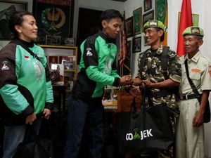 Aksi Sosial Go-Jek Sumbang Sembako untuk Veteran