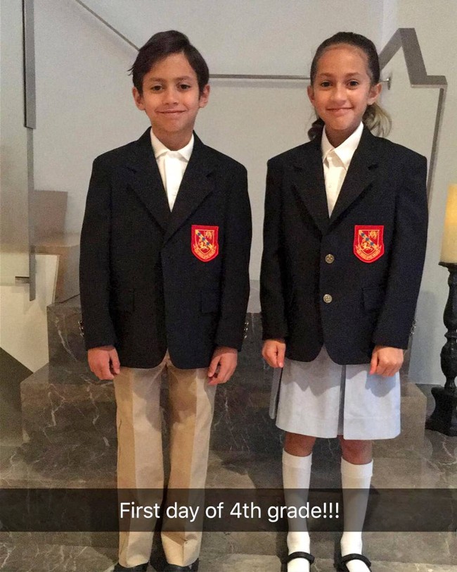 Dalam Snapchatnya, Jennifer Lopez membagikan foto anak kembarnya Max dan Emme. Dalam foto tersebut anak-anak J-Lo yang telah duduk di bangku sekolah dasar kelas 4 ini tampak bersiap berangkat sekolah. Foto: Instagram