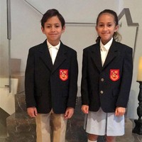 Dalam Snapchatnya, Jennifer Lopez membagikan foto anak kembarnya Max dan Emme. Dalam foto tersebut anak-anak J-Lo yang telah duduk di bangku sekolah dasar kelas 4 ini tampak bersiap berangkat sekolah. Foto: Instagram