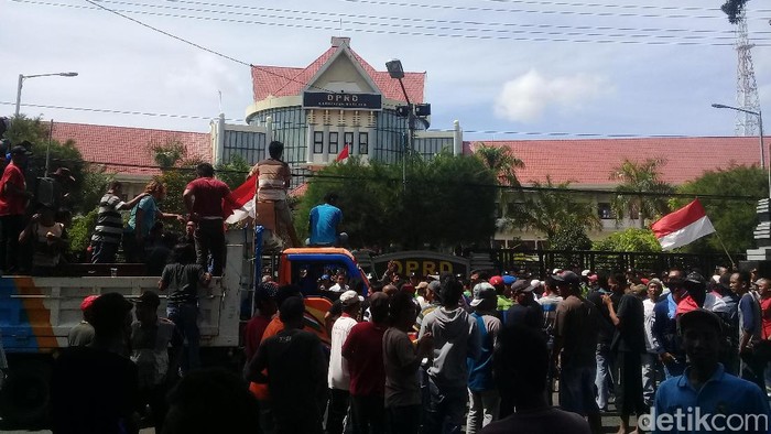 Sopir Truk Geruduk DPRD Magetan Tuntut Bisa Beroperasi Lagi