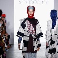 Desainer 26 tahun itu memperlihatkan sentuhan Indonesia lewat pemilihan material seperti songket, tie dye, tenun, dan batik. Hanya saja kali ini menggunakan teknik kontemporer sehingga terlihat lebih modern. Potongan busana ready to wear yang beragam dipamerkan untuk koleksi kali ini. Foto: Brian Ach/Getty Images for Indonesian Diversity