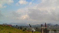 Selain berada di jalur pendakian, lokasi tersebut juga bisa dikunjungi oleh masyarakat umum yang ingin berwisata. Traveler hanya dikenakan biaya tiket masuk sebesar Rp 5 ribu (Arbi Anugrah/detikTravel)