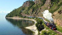 Di Rusia, ada satu kereta yang akan membawa traveler menikmati pemandangan alam yang tiada duanya. Golden Eagle Trans Siberian akan mengantarkan traveler dari Kota Vladivostok menuju ke Moskow, sekaligus menikmati pemandangan indah Danau Baikal, danau terdalam di planet Bumi (Golden Eagle Trans Siberian)