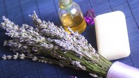 Minyak rosemary lavender merupakan minyak efektif lain yang terbukti khasiatnya dalam mengendalikan rambut rontok dan secara bertahap menumbuhkan kembali rambut yang sehat. Selain itu, formulasi dari minyak rosemary bisa memperkuat akar rambut yang lemah, memperbaiki rambut pecah dan merawat rambut keriting yang tipis. (Foto: Thinkstock)