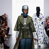 Harapannya mereka pengen punya dan pengen pakai, dan bisa menunjukkan wajah dari muslim juga. Hijab itu universal, bagus, indah, dan bisa menjadi the next big thing lah,” ujar Dian Pelangi mengenai penampilannya di New York Fashion Week 2017. Foto: Brian Ach/Getty Images for Indonesian Diversity
