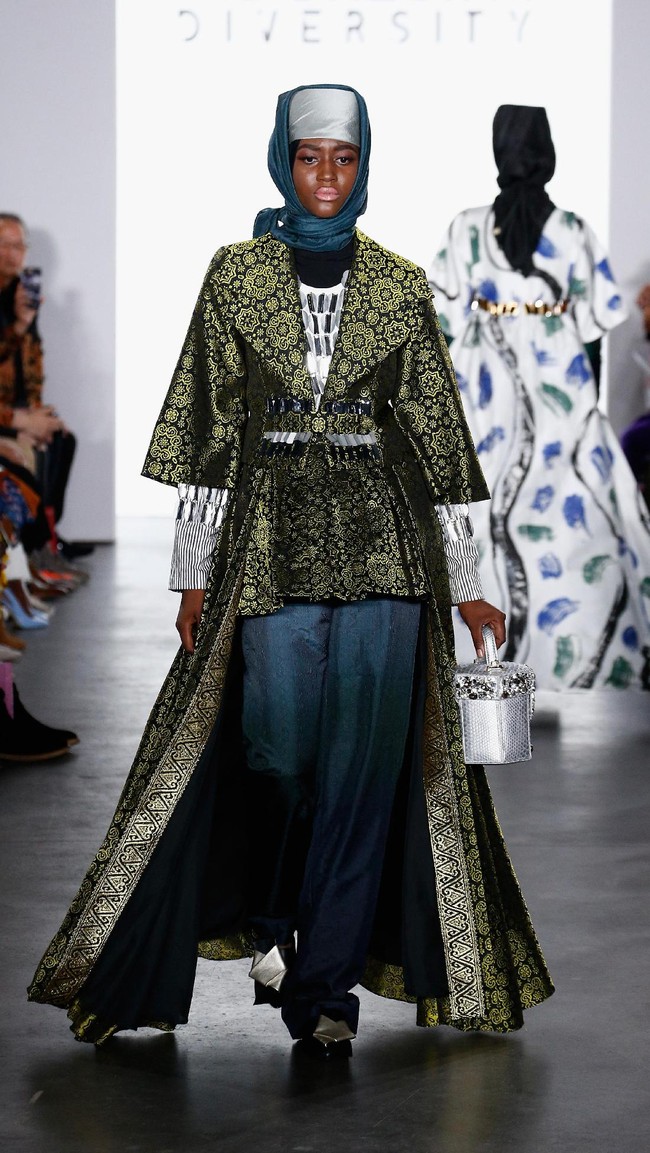 Harapannya mereka pengen punya dan pengen pakai, dan bisa menunjukkan wajah dari muslim juga. Hijab itu universal, bagus, indah, dan bisa menjadi the next big thing lah,” ujar Dian Pelangi mengenai penampilannya di New York Fashion Week 2017. Foto: Brian Ach/Getty Images for Indonesian Diversity