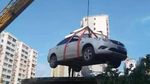 Rasakan! Parkir Sembarangan Mobil Ini Dipindahkan ke Atap Rumah
