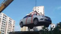 Perselisihan pun berlanjut sehingga wanita itu meninggalkan mobilnya diparkir di luar dan menghalangi gerbang perumahan. Menurut pemilik perumahan, mobil itu berada di depan gerbang selama beberapa jam sebelum akhirnya mobil dipindahkan. Foto: Shanghaiist