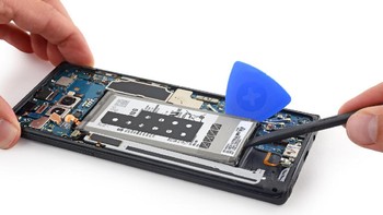 Mengangkat baterai yang dilekatkan dengan lem. Foto: ifixit