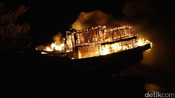 Foto: 2 Kapal Motor Ludes Terbakar
