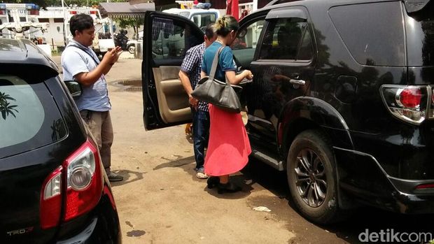 Parkir di Bahu Jalan, Artis FTV Revi Mariska Ditilang