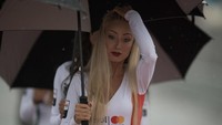 Kalau grid girl yang ini justru terlihat sedang tenggelam dalam lamunan sampai tak sadar sedang difoto. (Photo by Mirco Lazzari gp/Getty Images)
