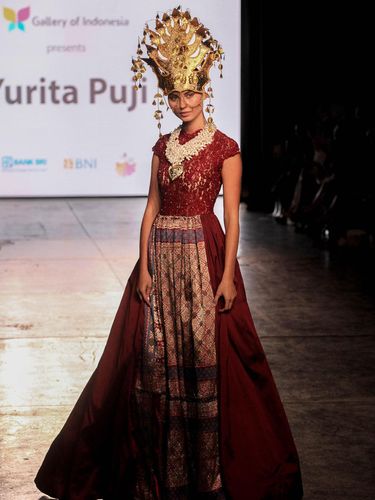 Ketika Kain Tenun Dayak Iban Berkibar di New York Fashion Week 2017
