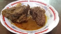 Beda lagi dengan kari kambing gaya Arab Saudi buatan Rumah Makan Nasi Minyak Haji Abuk, Palembang. Sudah ada sejak 47 tahun lalu, di sini ada kari dengan daging kambing empuk yang cocok dimakan dengan nasi minyak.
