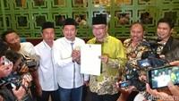 Kepastian itu didapat setelah Emil, sapaan Ridwan, mendapat surat keputusan (SK) dari DPP PKB yang diserahkan langsung oleh Ketua DPW PKB Jabar Syaiful Huda. Penyerahan SK dukungan ini berlangsung di sebuah kafe, Jalan Ternate, Kota Bandung, Senin (11/9/2017) malam.