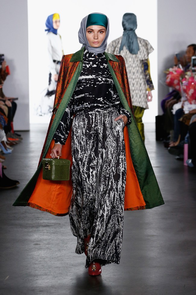 Total ada 12 busana yang ditampilkan Dian Pelangi di depan ratusan penonton yang membanjiri area The Gallery, The Dream Downtown Hotel, tempat New York Fashion Week First Stage digelar. Foto: Brian Ach/Getty Images for Indonesian Diversity