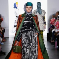 Total ada 12 busana yang ditampilkan Dian Pelangi di depan ratusan penonton yang membanjiri area The Gallery, The Dream Downtown Hotel, tempat New York Fashion Week First Stage digelar. Foto: Brian Ach/Getty Images for Indonesian Diversity