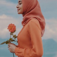 Cantiknya Laudya Cynthia Bella ketika berpose mengenakan baju serba oranye dengan kerudung simpel sesuai gaya khasnya. Dalam pemotretan kali ini, beberapa orang berjasa yang membantu foto prewedding outdoor Laudya Cynthia Bella ada fotografer Mikael Aldo, makeup artist Andychun, stylist Alvasus, dan penata gaya hijab Ayyih. Foto: Dok. Instagram @alvasus