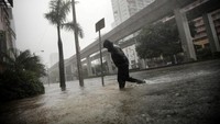 Sekitar 60cm air merendam distrik keuangan Miami, bahkan satu jalan digambarkan menyerupai sungai./Foto: REUTERS/Carlos Barria