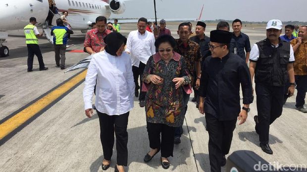 Megawati diapit Wali Kota Risma, Bupati Anas dan Wagub Gus Ipul/