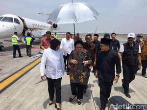 Gus Ipul, Risma, dan Bupati Anas Jemput Megawati di Juanda