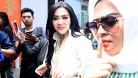 Ia pun enggan menjawab pertanyaan wartawan karena kasus First Travel. Pool/Noel/detikFoto.