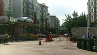 Tidak hanya diderek, mobil itu dipindahkan ke atas atap gerbang perumahan. Wah, kalau sudah begini masalahnya tambah runyam. Foto: Shanghaiist