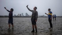 Namun ada saja warga yang melakukan selfie di tengah badai/Foto: REUTERS/Carlos Barria