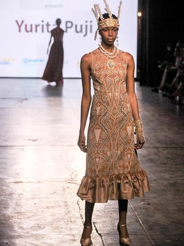 Ketika Kain Tenun Dayak Iban Berkibar di New York Fashion Week 2017