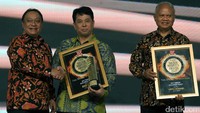 BSD City menerima penghargaan BTN Golden Property kategori Best Of The Best Township Development Project yang diterima oleh Ishak Chandra CEO Strategic Development and Services Sinar Mas Land.