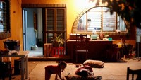 Warga beristirahat di teras rumah mereka di Juchitan (REUTERS/Edgard Garrido)