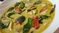 Thailand juga punya beberapa menu kari. Green curry atau kari hijau termasuk yang populer. Bernama asli Geang Kiew Waan Khai, kari punya rasa gurih pedas. Bahannya terdiri dari santan, rempah, pasta kari dan potongan daging ayam.