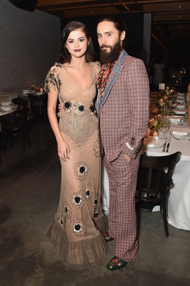 Kendati demikian, Selena tampak menikmati pesta bersama selebriti dan fashionista yang hadir, seperti Jared Leto hingga desainer Diane Von Furstenberg. Foto: Dok. Getty Images