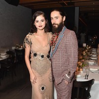 Kendati demikian, Selena tampak menikmati pesta bersama selebriti dan fashionista yang hadir, seperti Jared Leto hingga desainer Diane Von Furstenberg. Foto: Dok. Getty Images