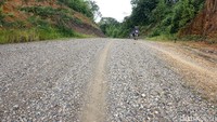 Jalan menuju pusat Desa, Suruh Tembawang yang berjarak sekitar 45 km dari Entikong saja harus ditempuh dalam waktu kurang lebih 3 jam.